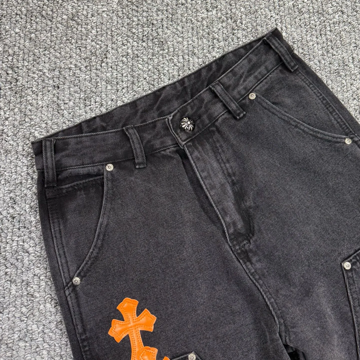P280 Style number: H861 Chrome Hearts & Chrome Hearts 25FW CH workwear logging black and orange leather limited edition cow king jeans Chrome Hearts' most popular color pants are made of beaded canvas fabric, and heavy washing makes the upper body of the fabric more textured and the pants are tall and straight! The three-dimensional cutting of the whole trousers is a masterpiece! The hardware is customized by zp. The beaded canvas fabric is thick and soft after being washed. It has good breathability. Customized small leather label. Unique design. The details are simple and elegant, and the workmanship is exquisite. The whole trousers are neatly routed and the details are in place! It’s so cool that both men and women can easily control the genderless trend!  Size: 30-32-34-36 Color: black
